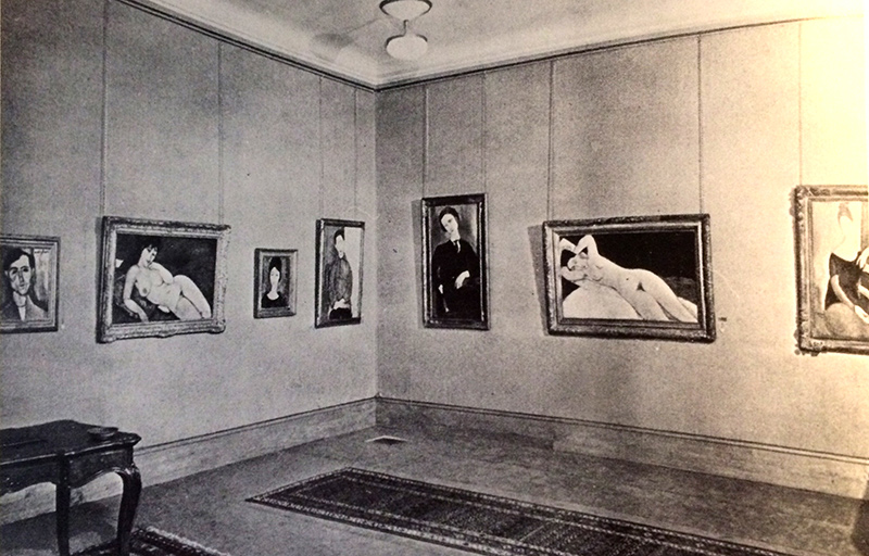 the painting in the center left at the exhibition of modigliani at the galllery bing in 1925